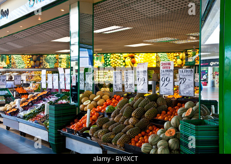 Ein Gemüsehändler Stall in einer indoor-Einkaufszentrum oder Markt in England, UK Stockfoto