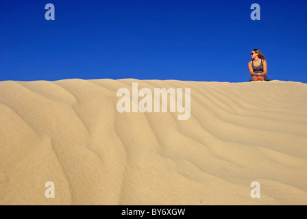 Ein Tourist in den Dünen des Grand Erg Oriental (Sahara Wüste) in der Nähe von Douz, Tunesien Stockfoto