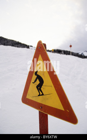Skifahrer-Warnschild in der Nähe von der Piste, Ski-Warnzeichen Stockfoto