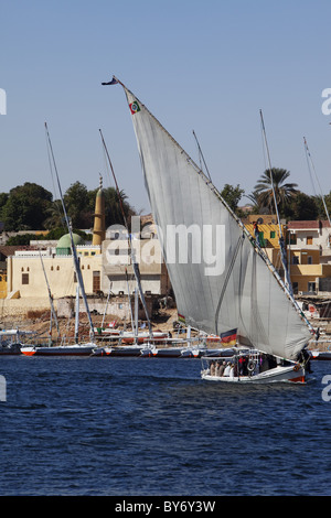 Feluke vor Insel Elephantine, Assuan, Ägypten, Afrika Stockfoto