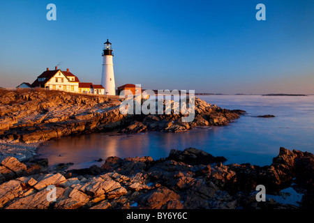 Ein Winter-Morgendämmerung am Portland Head Leuchtturm in der Nähe von Portland, Maine, USA Stockfoto