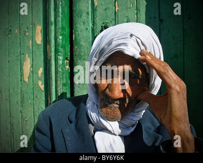Älterer tunesischen Mann sitzt in Tür, Tozeur, Tunesien Stockfoto