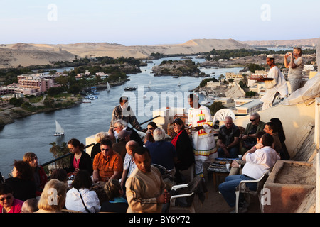 Terrasse des nubischen Cafe mit Blick auf den Nil, Assuan, Ägypten, Afrika Stockfoto