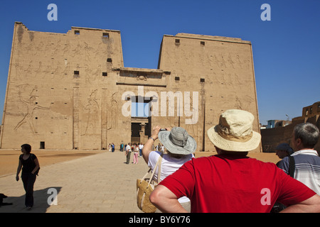 Touristen am Eingang zum Tempel des Horus Tempel von Edfu Edfu, Ägypten, Afrika Stockfoto