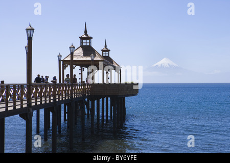 Menschen am Pier am Lago Llanquihue-See mit Blick auf den Vulkan Osorno, Frutillar, Los Lagos, Patagonien, Chile, Südamerika, Ameri Stockfoto