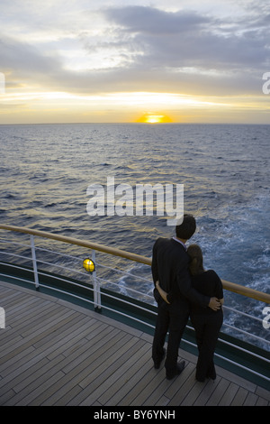 Junges Paar sucht Sonnenuntergang vom Deck des Kreuzfahrtschiff MS Deutschland (Deilmann Kreuzfahrten), Süd-Atlantik, Süd-Amerika, Amer Stockfoto