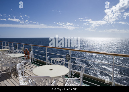 Tische und Stühle auf dem Deck des Kreuzfahrtschiff MS Deutschland, Süd-Atlantik, Südamerika, Amerika Stockfoto