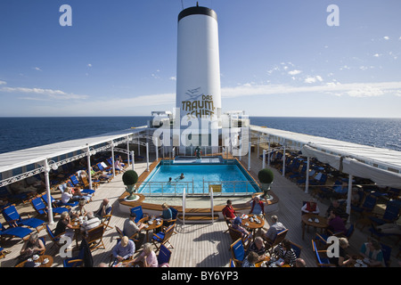 Passagiere genießen Sie Kaffee und Kuchen am Pool-Deck an Bord Kreuzfahrtschiff MS Deutschland (Deilmann Kreuzfahrten), Süd-Atlantik, Sout Stockfoto