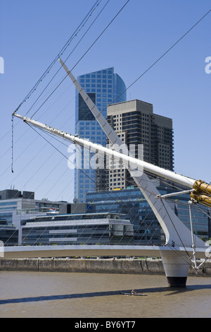 Brücke und Gebäude von Puerto Madero Bezirk Docks, Buenos Aires, Argentinien, Südamerika, Amerika gesehen Stockfoto