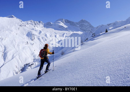 Frau Backcountry Ski, Berg in Richtung der hohen Warte, Olperer im Hintergrund, hohen Warte, Schmirntal Tal, Tuxer Alp aufsteigend Stockfoto
