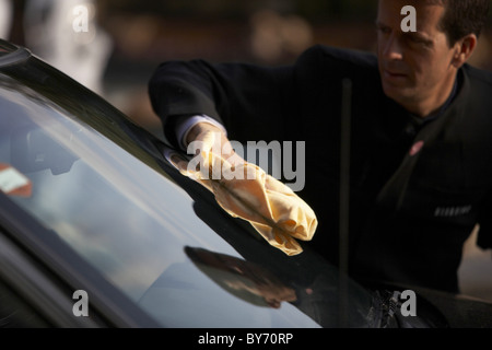 Chauffeur, Reinigung der Windschutzscheibe, Hotel Giardino, Ascona, Tessin, Schweiz Stockfoto