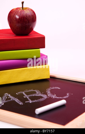 Zurück zu Schule Briefe geschrieben auf einer Tafel mit bunten Büchern (Tiefenschärfe) Stockfoto
