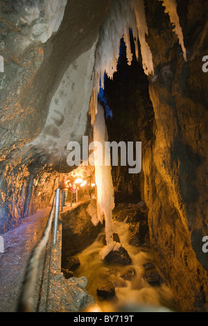 Wandern Sie mit Fackeln in der Partnachklamm-Schlucht in der Nähe von Garmisch Partenkirchen, Oberbayern, Deutschland Stockfoto