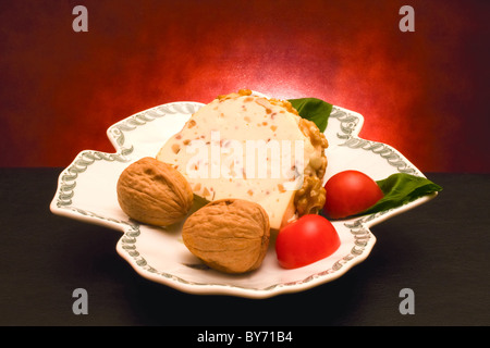 Italienische Küche - Käse - Caciotta mit Nüssen Stockfoto