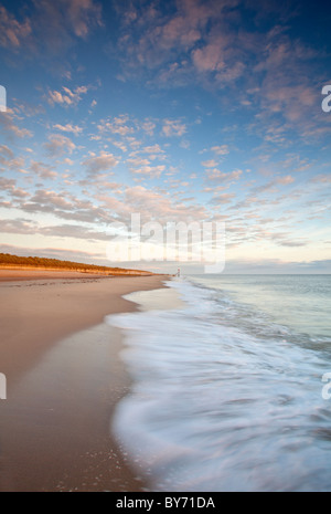 Horsey Strand an der ersten Ampel auf der Norfolk-Küste gefangen Stockfoto