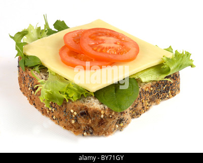 Frische, gesunde Käse, Tomaten und Salat oben offenen Sandwich Isoliert gegen einen weißen Hintergrund mit Freistellungspfaden und keine Leute bereit zu Essen Stockfoto