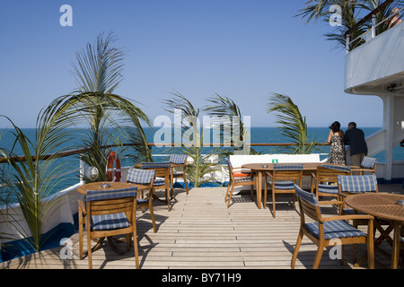 Palmwedel am Geländer und Liegestühle und Tische an Bord Kreuzfahrtschiff MS Delphin (Hansa Kreuzfahrten), Karibik Stockfoto