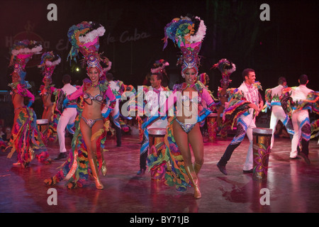 Bunte Tanz und Musik show im Tropicana Cabaret Club, Havanna, Kuba Stockfoto