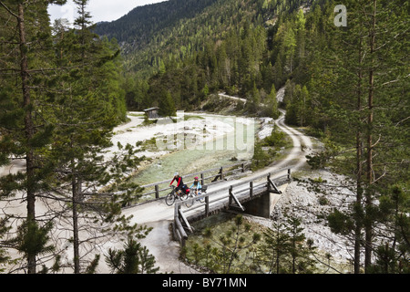 Radfahrer vorbei zu überbrücken, Isar-Radweg, Hinterau-Tal, Karwendel Bereich, Tirol, Österreich Stockfoto
