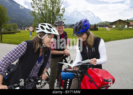 Radfahrer lesen Karte, Isar-Radweg in der Nähe von Wallgau, Karwendel reichen, Oberbayern, Deutschland Stockfoto