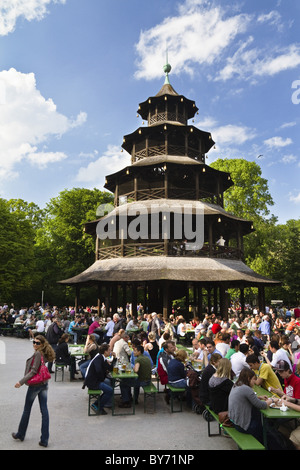 Biergarten am chinesischen Turm, englischer Garten, München, Oberbayern, Deutschland Stockfoto