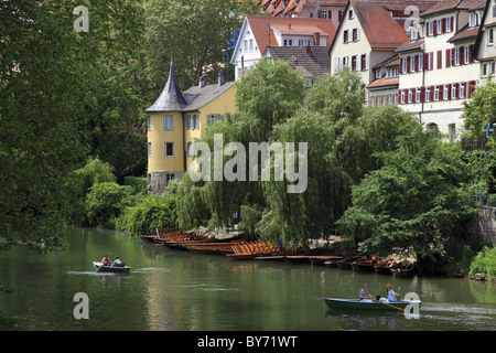 Ruderboote am Neckar River, Uferpromenade mit Hölderlin-Turm, Tübingen Neckar, Baden-Württemberg, Deutschland Stockfoto