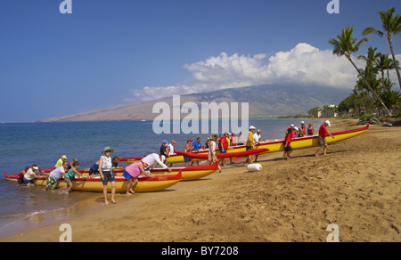 Menschen mit Ausleger-Kanus auf den Strand von North Kihei, Maui, Hawaii, USA, Amerika Stockfoto