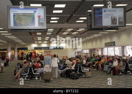 Fort Ft. Lauderdale Florida, FLL, Fort Lauderdale Hollywood International Airport, Delta Airlines, Terminal, Gate, Abflug, Wartebereich, Sitze, Sitzen, Passenge Stockfoto