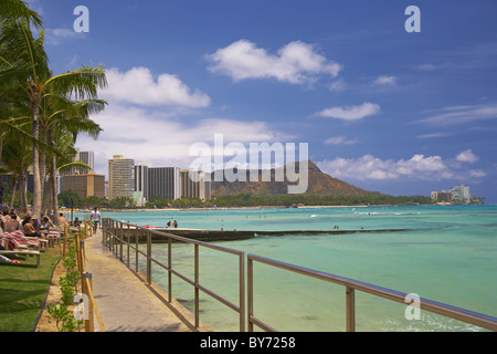 Promenade am Meer und Blick auf Hotels und Küstenlandschaften, Diamond Head, Waikiki Beach, Honolulu, Oahu, Hawaii, USA, Amerika Stockfoto