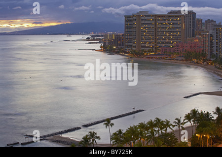 Zeigen Sie in den Hotels am Strand in den Abend, Waikiki Beach, Honolulu, Oahu, Hawaii, Island, USA, Amerika an Stockfoto