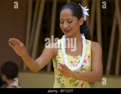 Lokale Frau tanzt Hula, Oahu, Hawaii, USA, Amerika Stockfoto