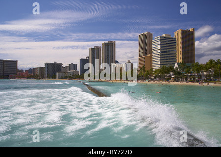 Blick auf Wellen und Hotels am Strand, Waikiki Beach, Honolulu, Oahu, Insel, Hawaii, USA, Amerika Stockfoto