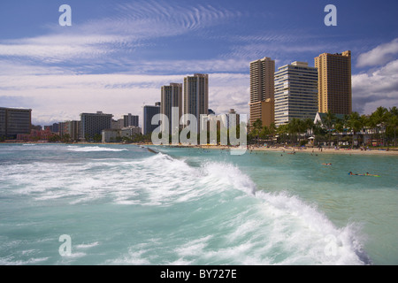 Blick auf Wellen und Hotels am Strand, Waikiki Beach, Honolulu, Oahu, Insel, Hawaii, USA, Amerika Stockfoto