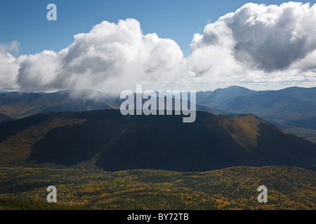 Owsl Head und der Pemigewasset Wildnis von Franconia Ridge Trail in der Nähe von kleinen Heuhaufen Berg in den White Mountains Stockfoto