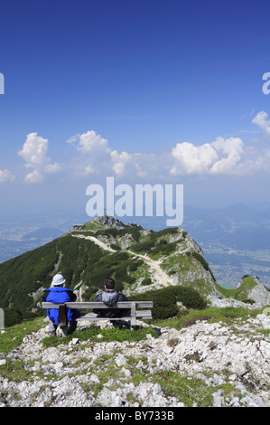 Zwei Wanderer auf einer Bank sitzend und mit Blick auf das Geiereck, Salzburger Hochthron, Untersberg, Berchtesgaden-Bergkette, Berc Stockfoto