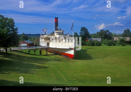 Colchester Reef Leuchtturm und Ticonderoga Schiff in Shelburne Vermont Stockfoto