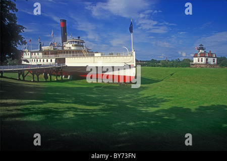 Colchester Reef Leuchtturm und Ticonderoga Schiff in Shelburne Vermont Stockfoto