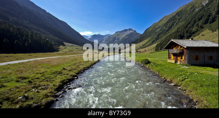 Panorama-Ansicht im Krimmler Achental mit Krimmler Tauernhaus, Salzburger Land, Österreich Stockfoto