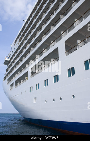 Kreuzfahrtschiff MV Silver Spirit in den Straßen, St. Malo, Bretagne, Frankreich, Europa Stockfoto