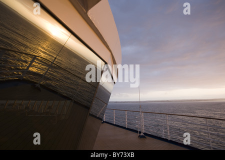 Sunrise-Reflexion über Observation Lounge Windows Kreuzfahrtschiff Silver Spirit, Atlantik, Europa Stockfoto