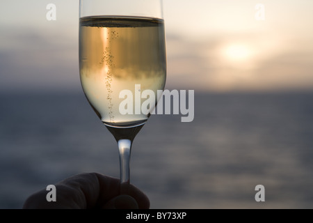 Glas Champagner an Bord Kreuzfahrtschiff MV Silver Spirit bei Sonnenuntergang, Atlantik, Europa Stockfoto