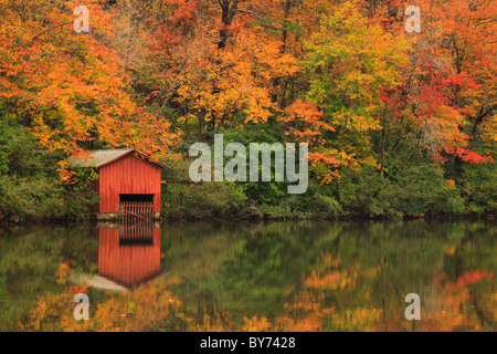 Bootshaus am See bei DeSoto Falls, DeSoto State Park, Fort Payne, Alabama, USA Stockfoto