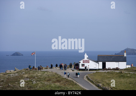 Menschen im ersten und letzten Erfrischung House in England, Lands End, Cornwall, England, Europa Stockfoto