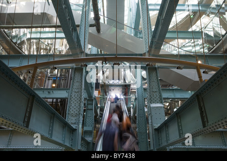 Rolltreppe im Guinness Storehouse Brauerei, Dublin, County Dublin, Leinster, Irland, Europa Stockfoto