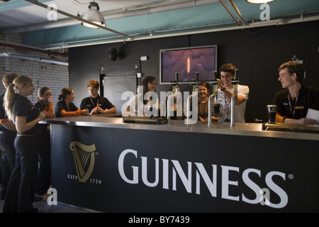 Menschen lernen, wie man eine perfekte Pint Guinness, Brauerei Guinness Storehouse, Dublin, County Dublin, Leinster, Irland, E gießen Stockfoto