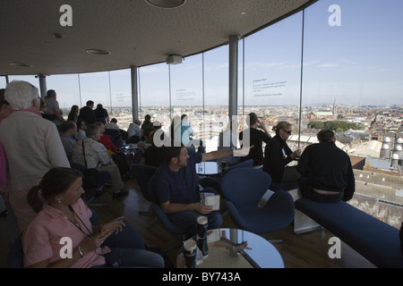 Menschen, die genießen Pints Guinness in der Gravity Bar im Guinness Storehouse, Dublin, County Dublin, Leinster, Irland, Europa Stockfoto