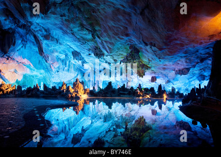 Die schön beleuchteten Reed Flute Höhlen anzeigen "Kristallpalast des Drachenkönigs" Formationen. Guilin-China Stockfoto