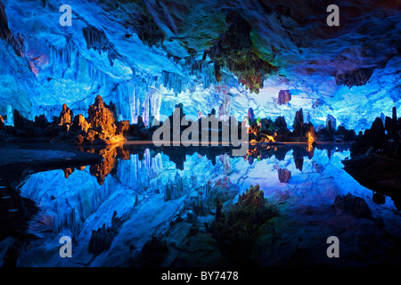 Die schön beleuchteten Reed Flute Höhlen anzeigen "Kristallpalast des Drachenkönigs" Formationen. Guilin-China Stockfoto