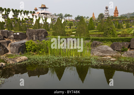 Buddhistischen Stupas im Nong Nooch tropical Botanical Garden in der Nähe von Pattaya, Provinz Chonburi, Thailand, Asien Stockfoto