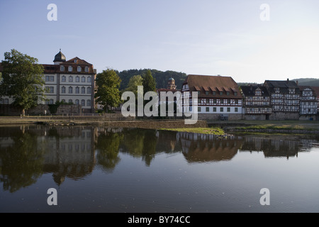 TimberFrame Häuser spiegeln sich in den Fluss Fulda, Rotenburg eine der Fulda, Hessen, Deutschland, Europa Stockfoto